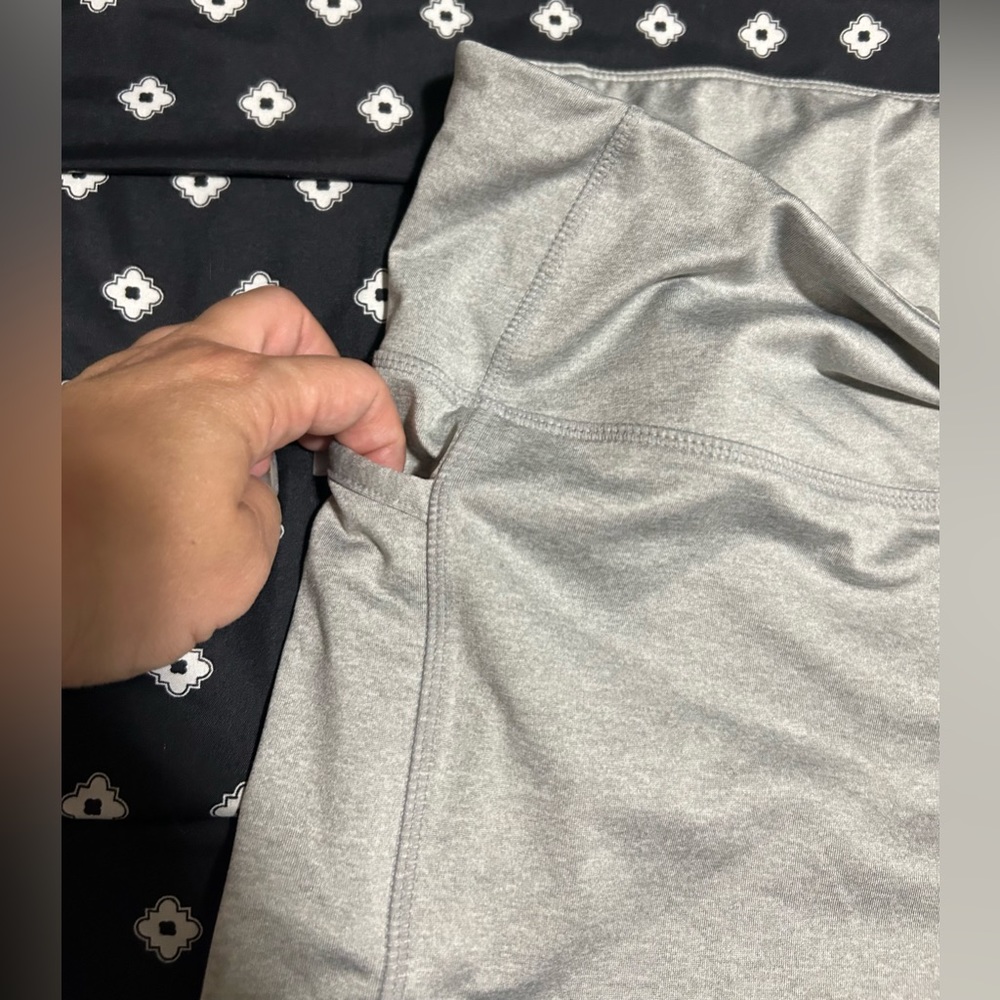 Used Avia biker shorts silver metallic light grey w/ side pockets-size xxl - Picture 3 of 7